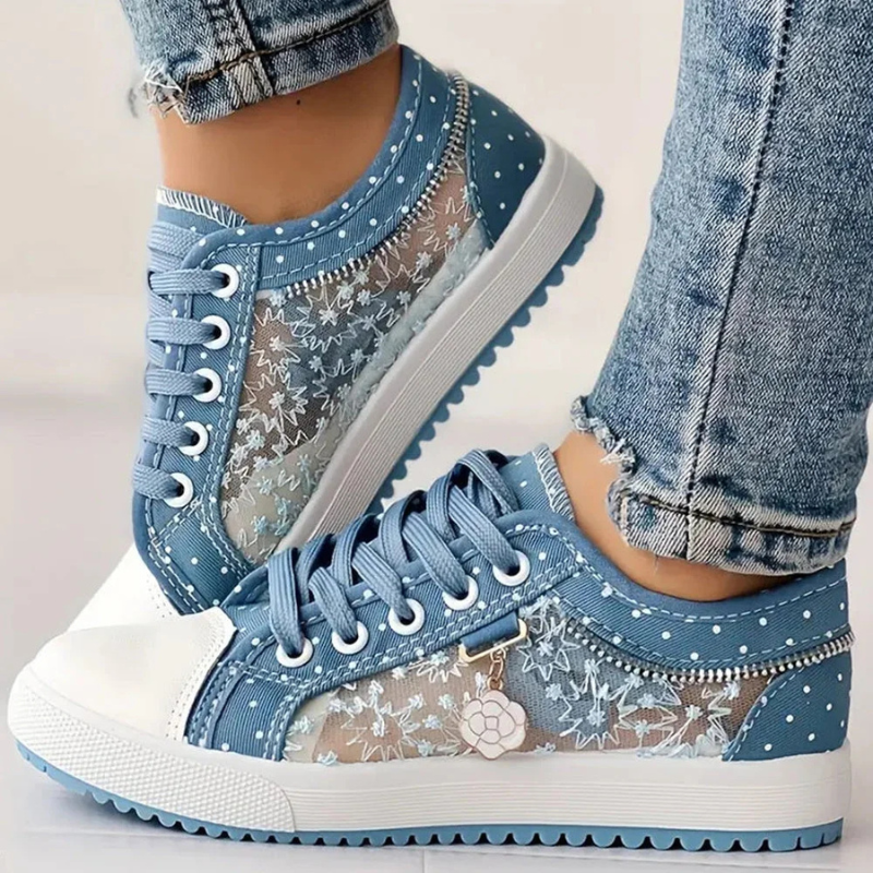 Floria | Sneakersy z siateczką, haftem kwiatowym i dekoracyjną zawieszką