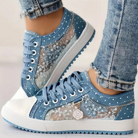 Floria | Sneakersy z siateczką, haftem kwiatowym i dekoracyjną zawieszką