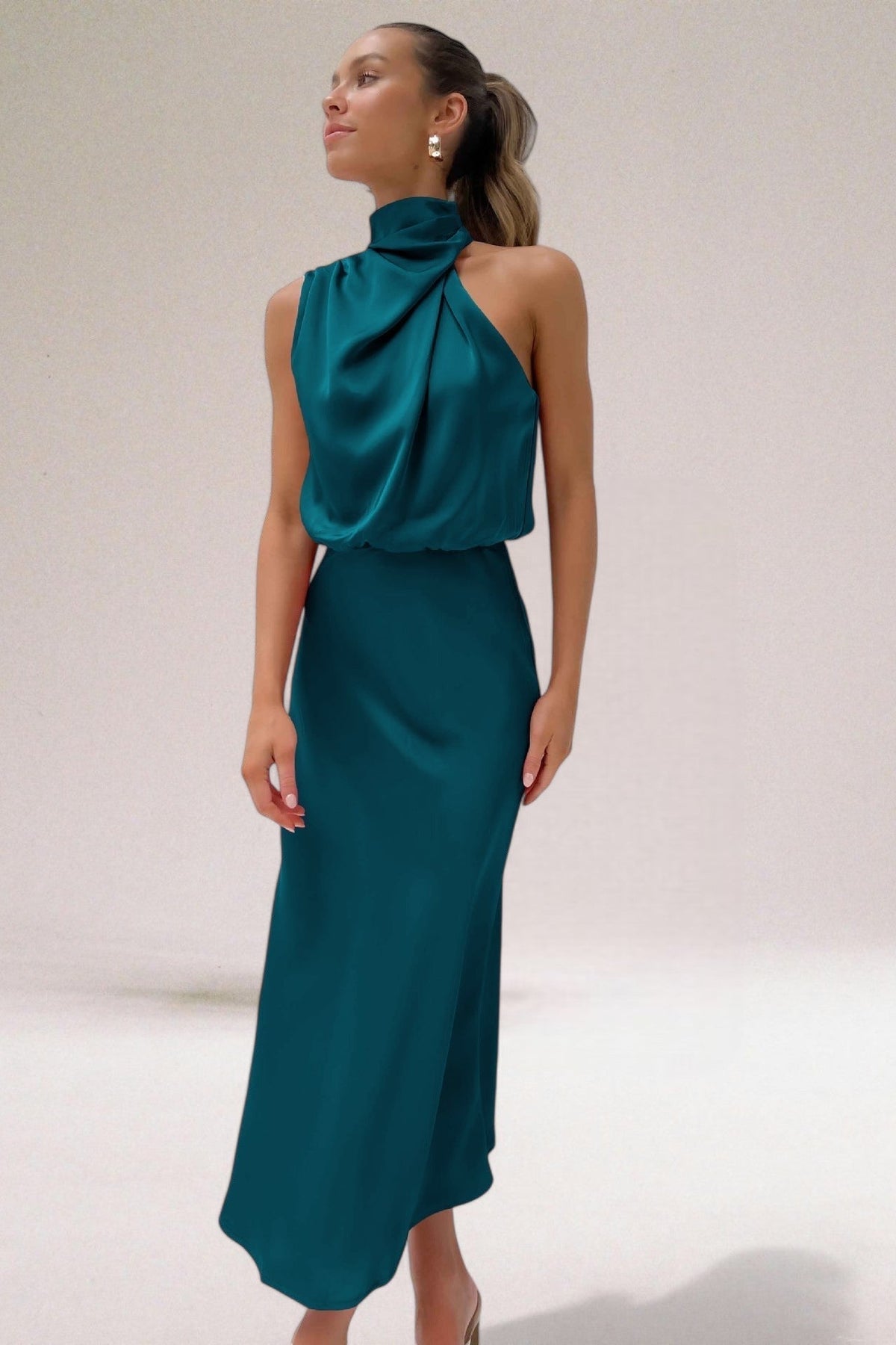 Emily | Elegancka Sukienka Halter z Wiązaniem 1