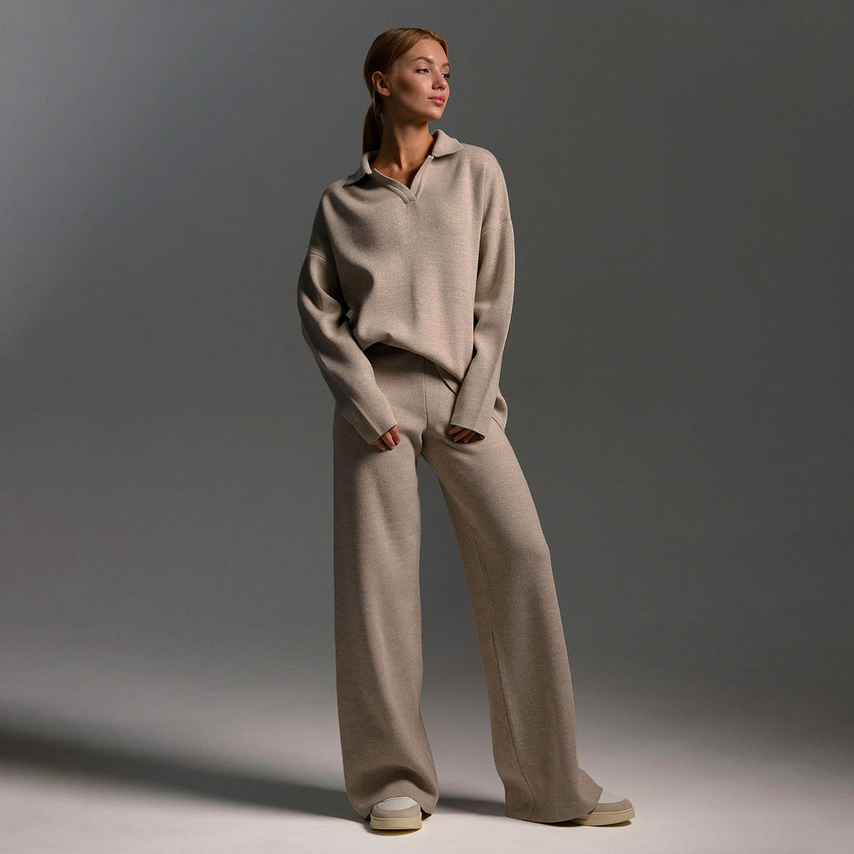 Indy | Damski dres z oversize polo swetrem i szerokimi spodniami w kolorze piaskowym