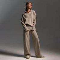 Indy | Damski dres z oversize polo swetrem i szerokimi spodniami w kolorze piaskowym