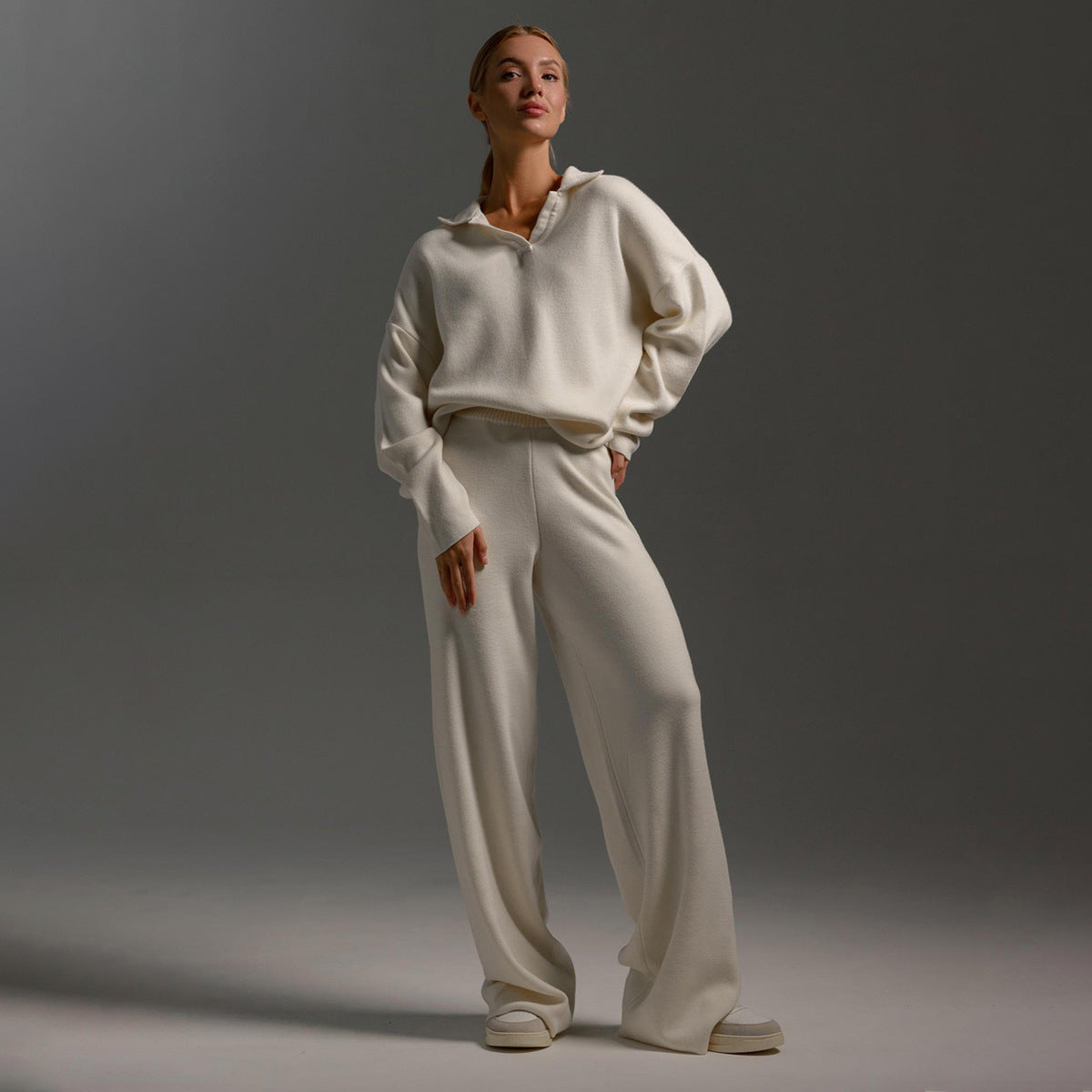 Indy | Damski dres z oversize polo swetrem i szerokimi spodniami w kolorze piaskowym
