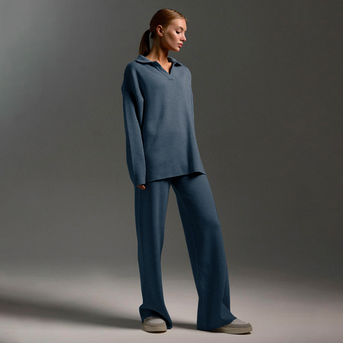 Indy | Damski dres z oversize polo swetrem i szerokimi spodniami w kolorze piaskowym