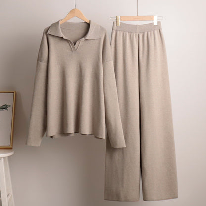 Indy | Damski dres z oversize polo swetrem i szerokimi spodniami w kolorze piaskowym