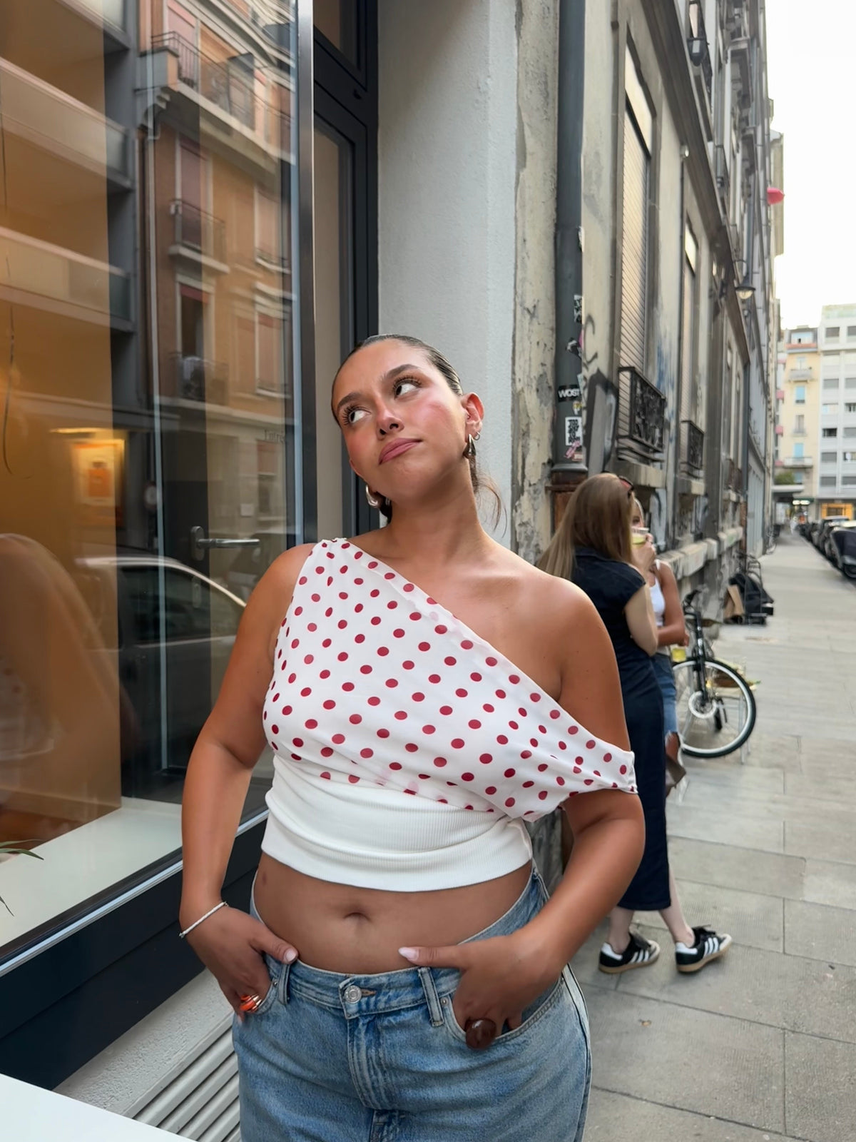 Olivia | Elegancki Asymetryczny Top Damski w Kropki na Jedno Ramię