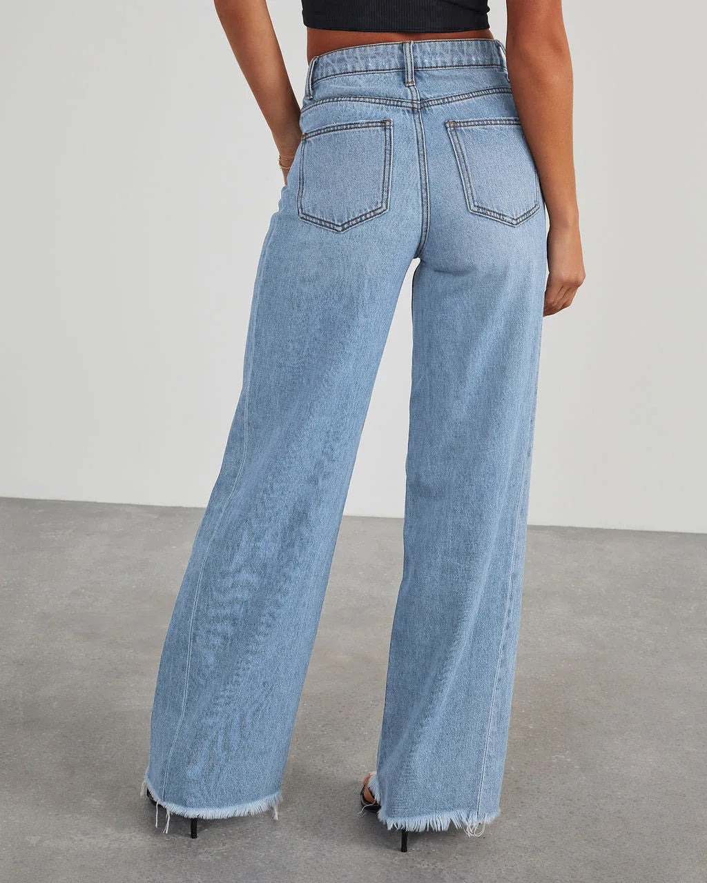 Mona | Stylowe szare jeansy damskie wide leg z nieobszytym dołem