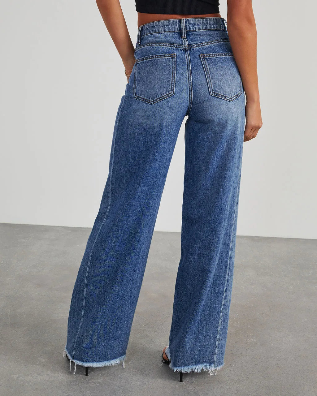 Mona | Stylowe szare jeansy damskie wide leg z nieobszytym dołem
