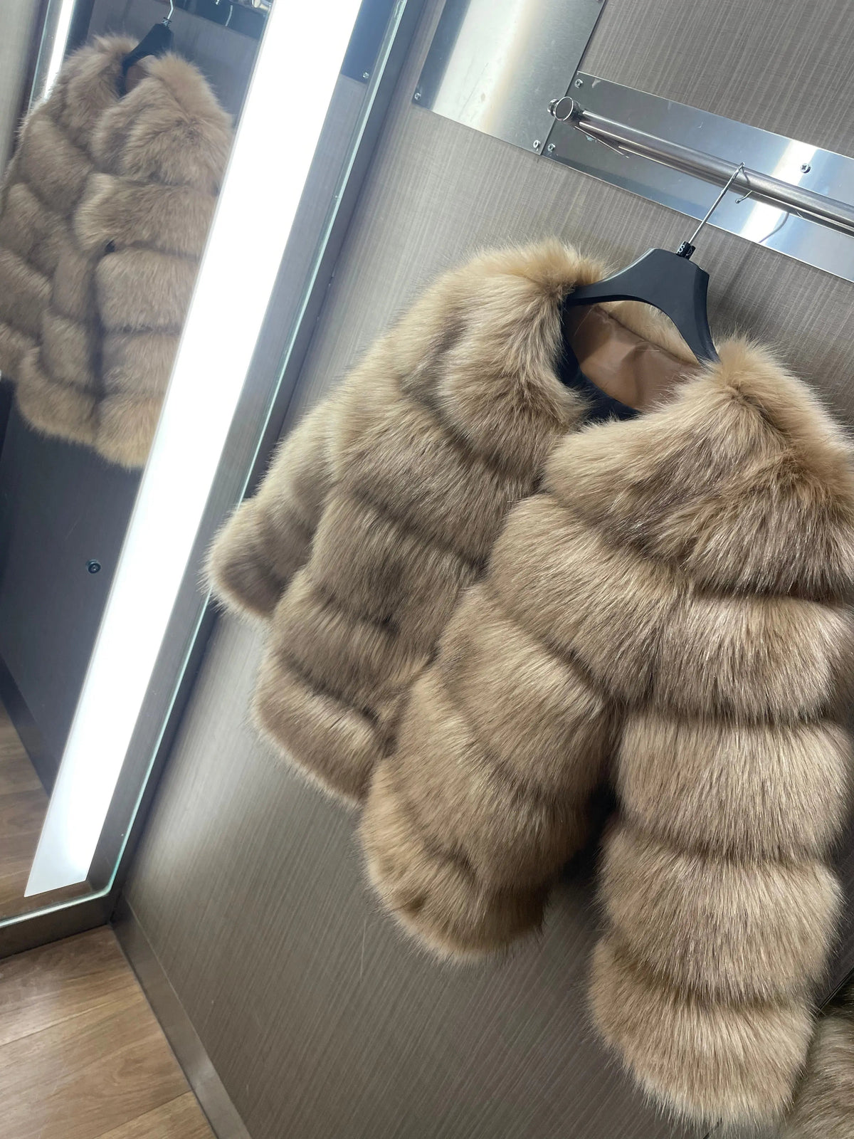 Lacy | Wysokiej jakości kurtka z sztucznego futra – Elegancki design dla elegancji i komfortu